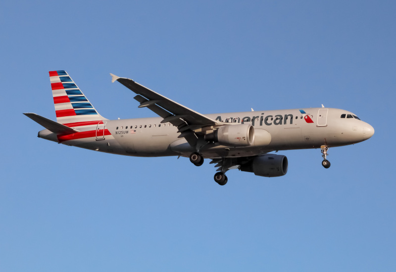 Photo of N125UW - American Airlines Airbus A320 at EWR on AeroXplorer Aviation Database