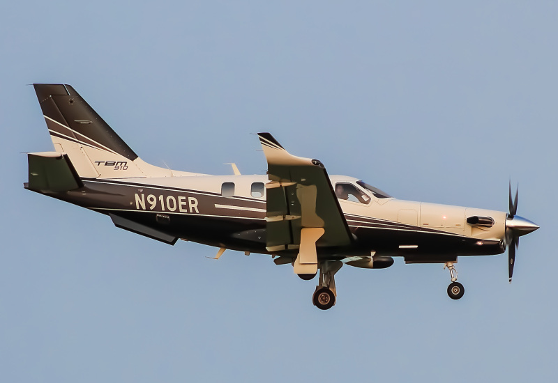 Photo of N910ER - PRIVATE Socata TBM-910 at MKE on AeroXplorer Aviation Database