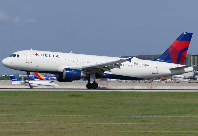 Photo of N352NW - Delta Airlines Airbus A320 at AUS on AeroXplorer Aviation Database