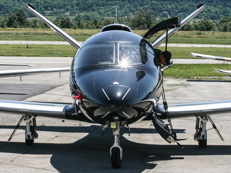 Photo of N121RT - Private owner Cirrus G2 VisionJet at CZBA on AeroXplorer Aviation Database
