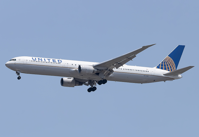 Photo of N67058 - United Airlines Boeing 767-400ER at IAD on AeroXplorer Aviation Database