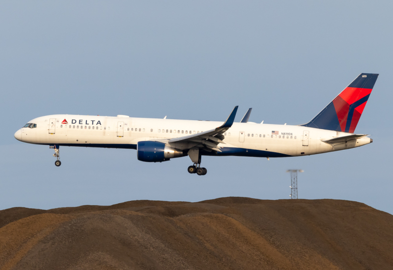 Photo of N819DX - Delta Airlines Boeing 757-200 at KEF on AeroXplorer Aviation Database