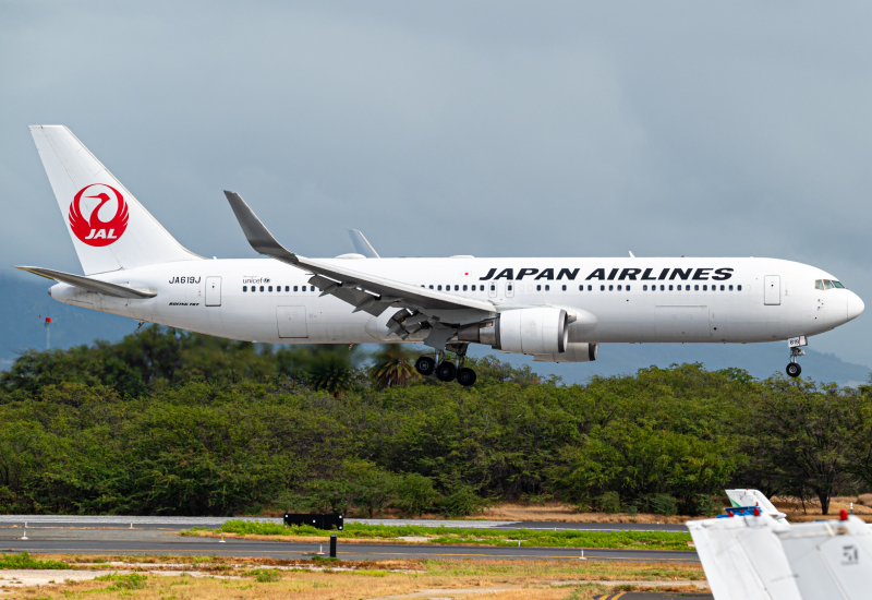 Photo of JA619J - Japan Airlines Boeing 767-300ER at HNL on AeroXplorer Aviation Database