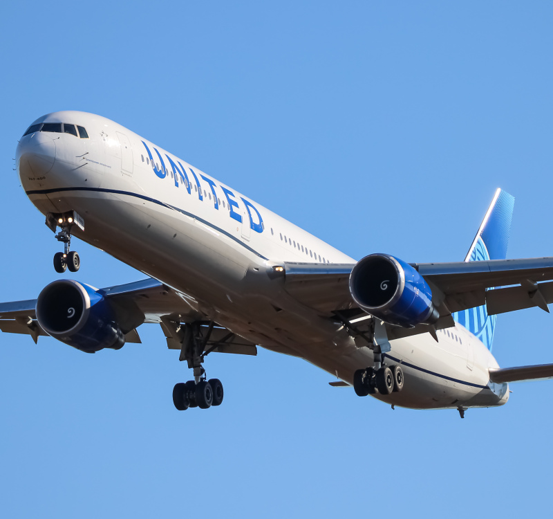 Photo of N76062 - United Airlines Boeing 767-400ER at IAD on AeroXplorer Aviation Database