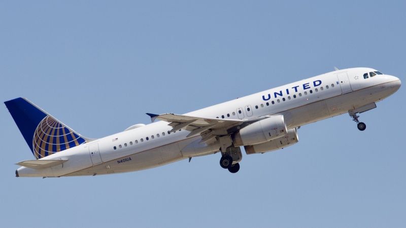 Photo of N401UA - United Airlines Airbus A320 at IAH on AeroXplorer Aviation Database