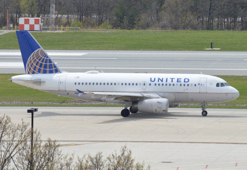 Photo of N833UA - United Airlines Airbus A319 at BWI on AeroXplorer Aviation Database