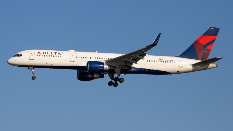 Photo of N706TW - Delta Airlines Boeing 757-200 at DCA on AeroXplorer Aviation Database