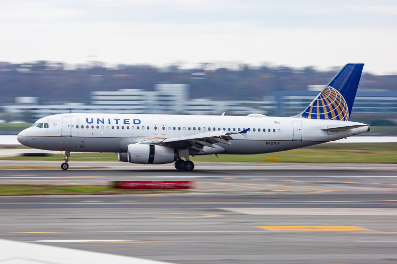 Photo of N427UA - United Airlines Airbus A320 at DCA on AeroXplorer Aviation Database