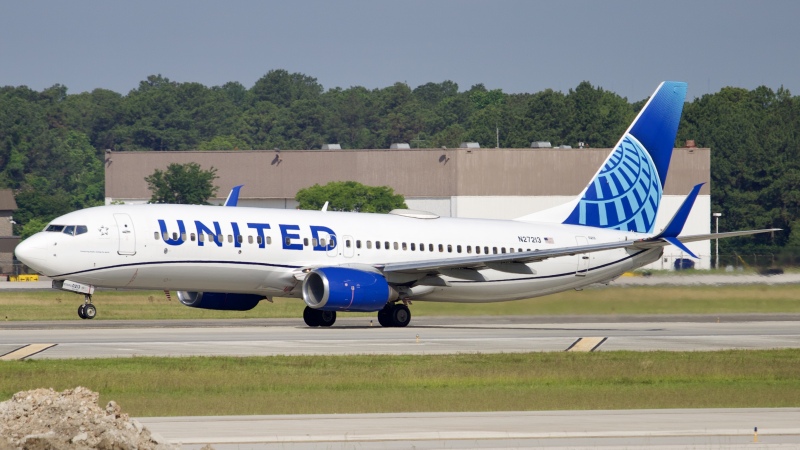 Photo of N27213 - United Airlines Boeing 737-800 at IAH on AeroXplorer Aviation Database