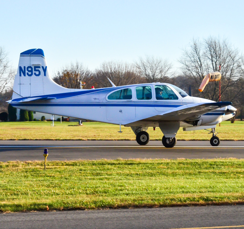 Photo of N95Y - PRIVATE Beech D95A at N40 on AeroXplorer Aviation Database