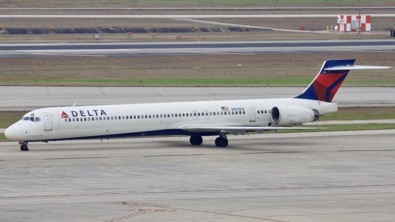 Photo of N922DX - Delta Airlines McDonnell Douglas MD-90 at IAH on AeroXplorer Aviation Database