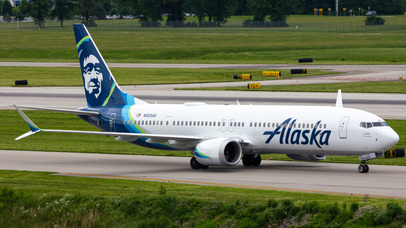Photo of N929AK - Alaska Airlines Boeing 737 MAX 9 at CMH on AeroXplorer Aviation Database