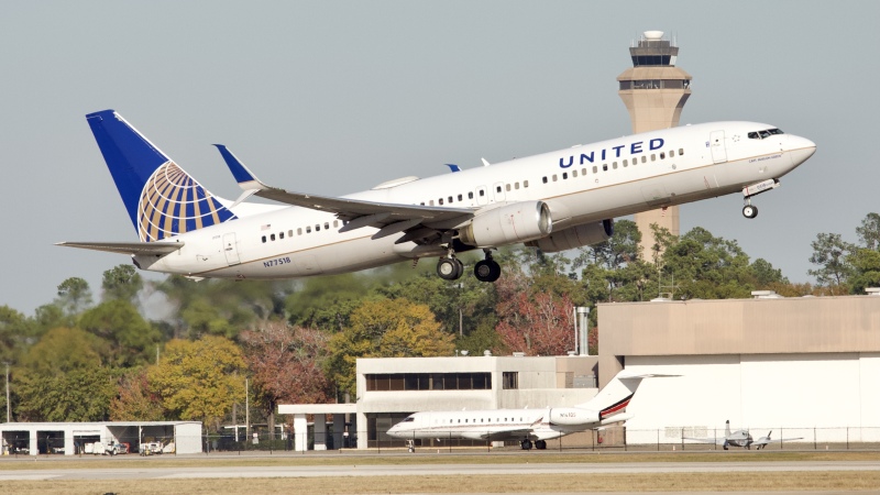 Photo of N77518 - United Airlines Boeing 737-800 at IAH on AeroXplorer Aviation Database