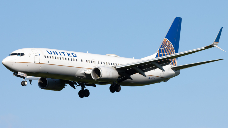 Photo of N77536 - United Airlines Boeing 737-800 at PIT on AeroXplorer Aviation Database
