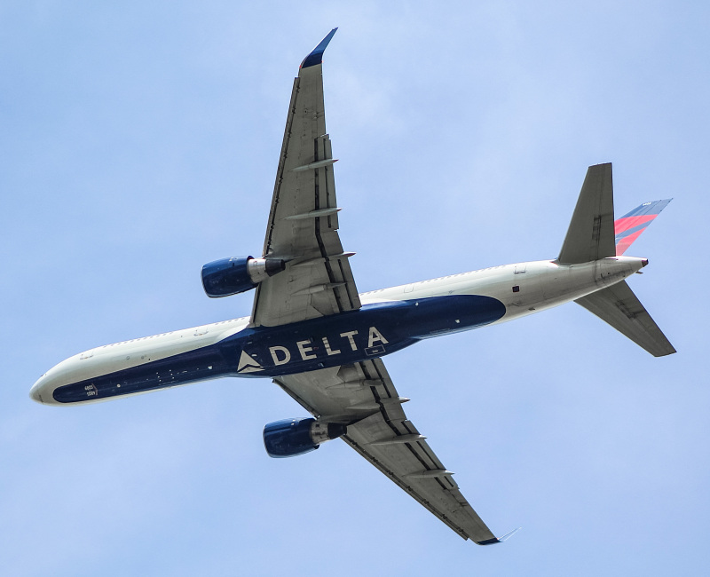 Photo of N707TW - Delta Airlines Boeing 757-200 at MKE on AeroXplorer Aviation Database