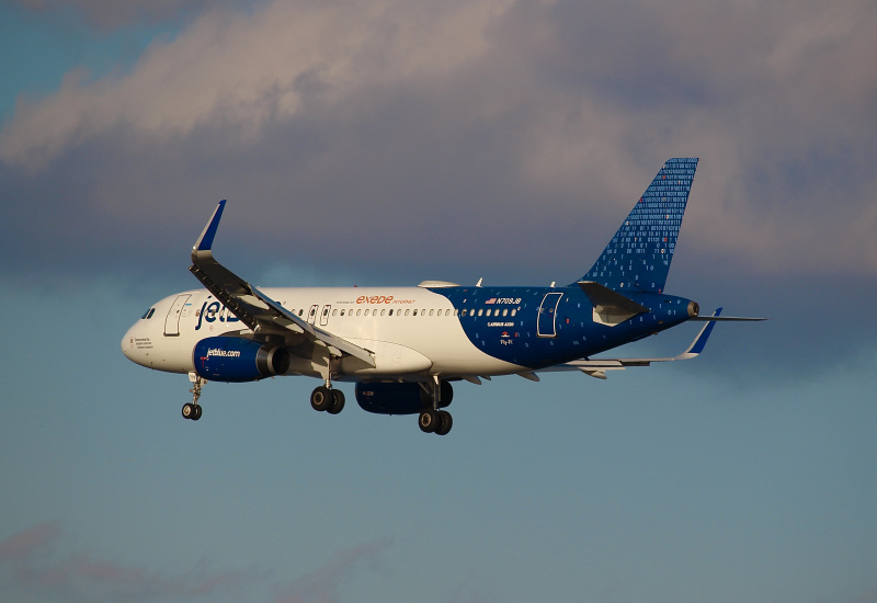 Photo of N709JB - JetBlue Airways Airbus A320 at DCA on AeroXplorer Aviation Database