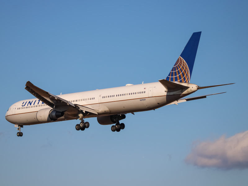 Photo of N69059 - United Airlines Boeing 767-400ER at IAD on AeroXplorer Aviation Database