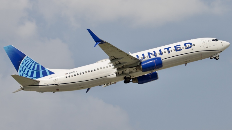 Photo of N27213 - United Airlines Boeing 737-800 at IAH on AeroXplorer Aviation Database