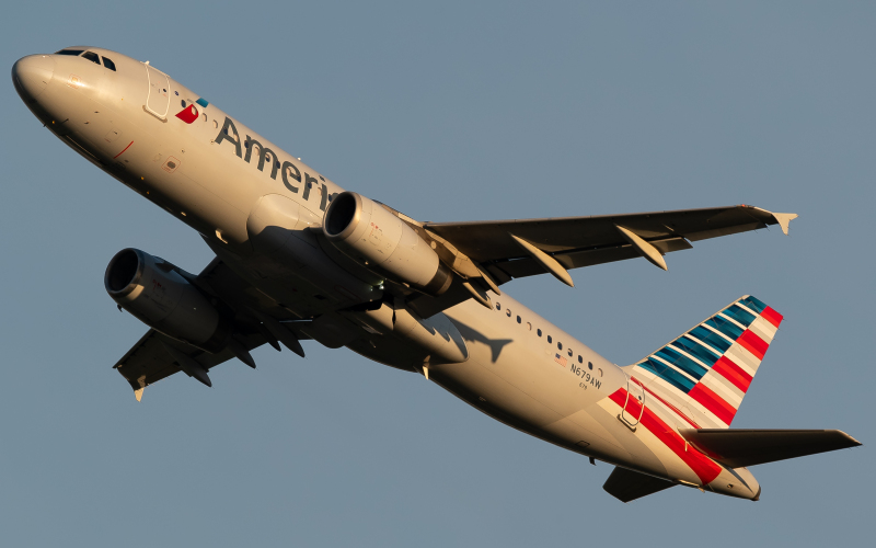 Photo of N679AW - American Airlines Airbus A320 at CVG on AeroXplorer Aviation Database