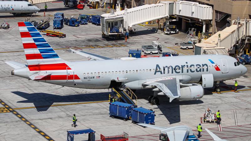 Photo of N673AW - American Airlines Airbus A320 at PHX on AeroXplorer Aviation Database