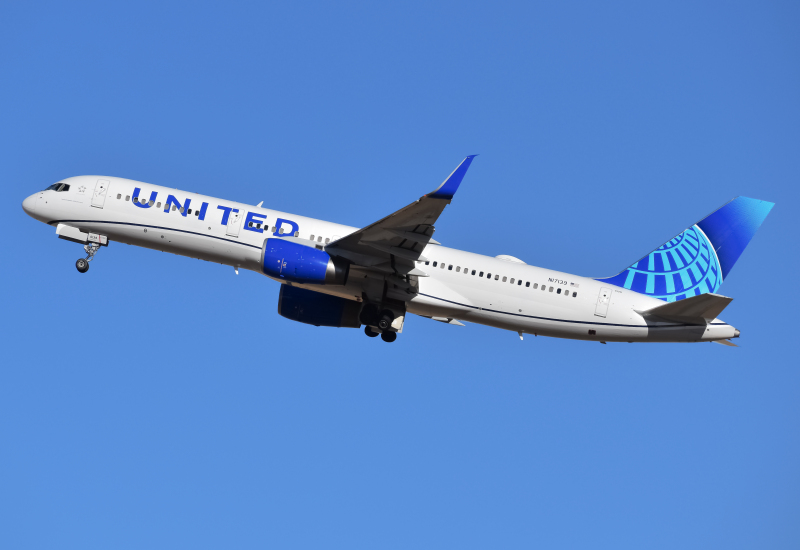 Photo of N17139 - United Airlines Boeing 757-200 at DEN on AeroXplorer Aviation Database