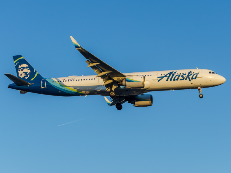 Photo of N924VA - Alaska Airlines A321-253N at EWR on AeroXplorer Aviation Database