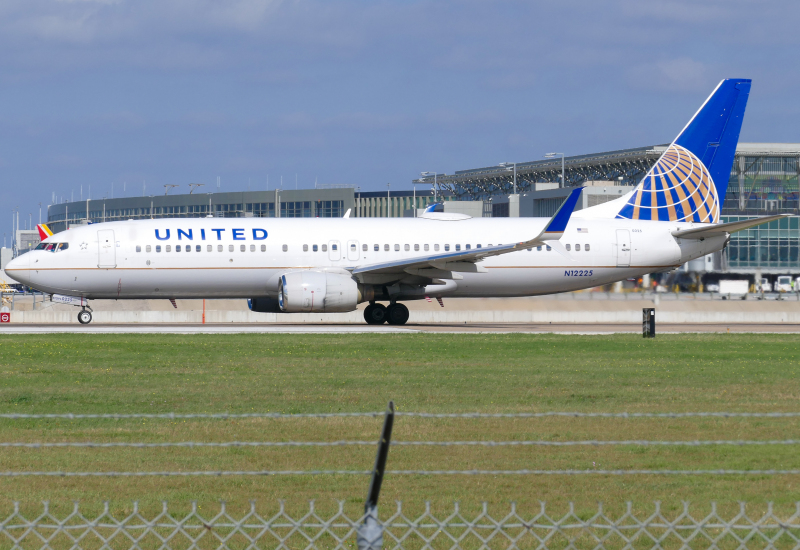 Photo of N12225 - United Airlines Boeing 737-800 at AUS on AeroXplorer Aviation Database