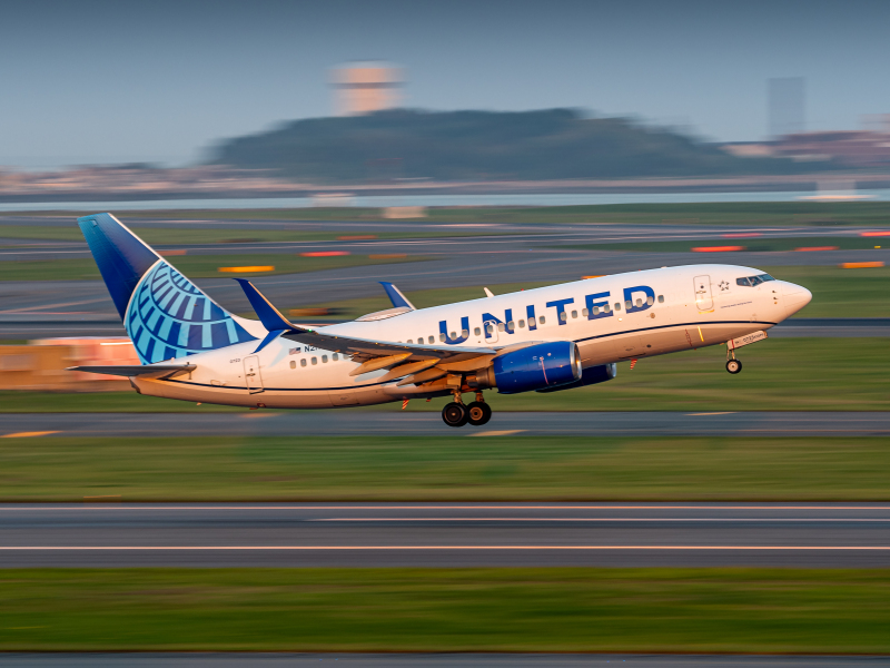 Photo of N21723 - United Airlines Boeing 737-700 at BOS on AeroXplorer Aviation Database