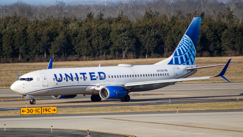 Photo of N37290 - United Airlines Boeing 737-800 at IAD on AeroXplorer Aviation Database