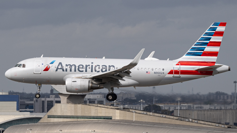 Photo of N90024 - American Airlines Airbus A319 at MIA on AeroXplorer Aviation Database
