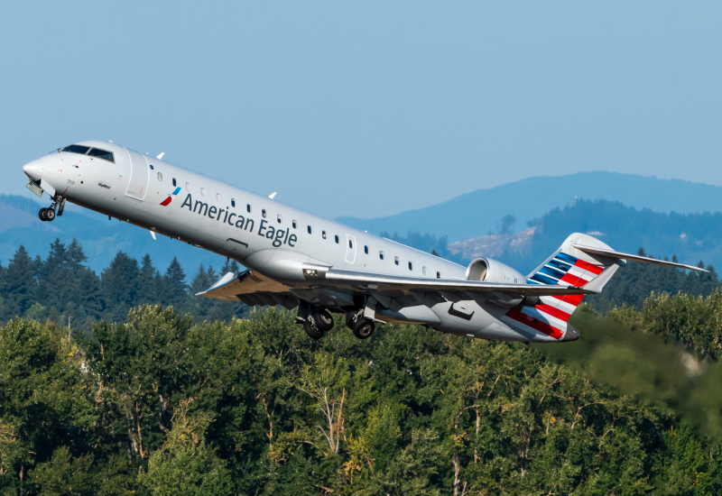 Photo of N717EV - American Eagle Mitsubishi CRJ-700 at PDX on AeroXplorer Aviation Database