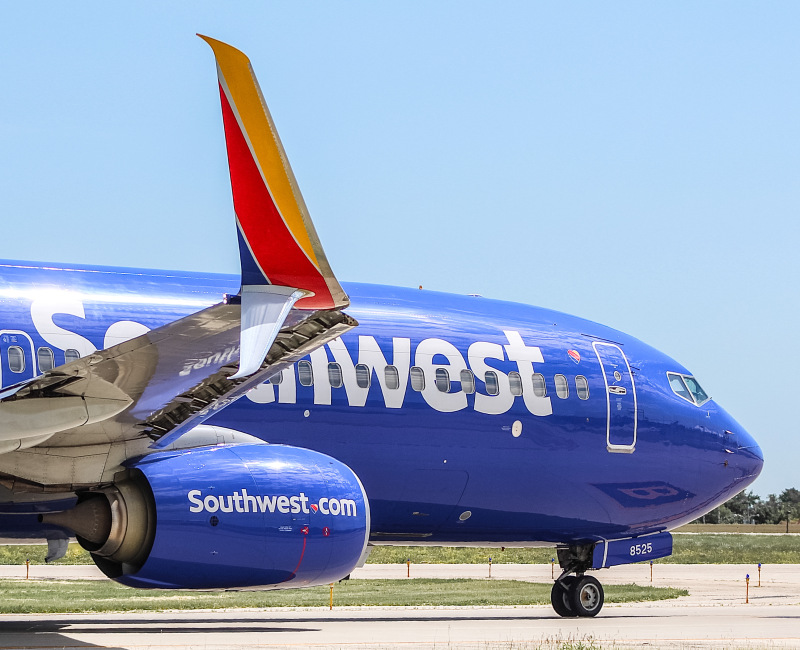 Photo of N8525S - Southwest Airlines Boeing 737-800 at MKE on AeroXplorer Aviation Database