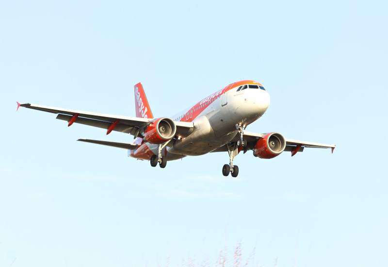 Photo of G-EZDR - EasyJet Airbus A319 at BHX on AeroXplorer Aviation Database