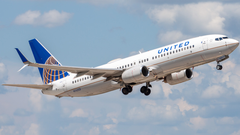 Photo of N76523 - United Airlines Boeing 737-800 at IAH on AeroXplorer Aviation Database