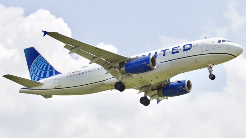 Photo of N408UA - United Airlines Airbus A320 at IAH on AeroXplorer Aviation Database