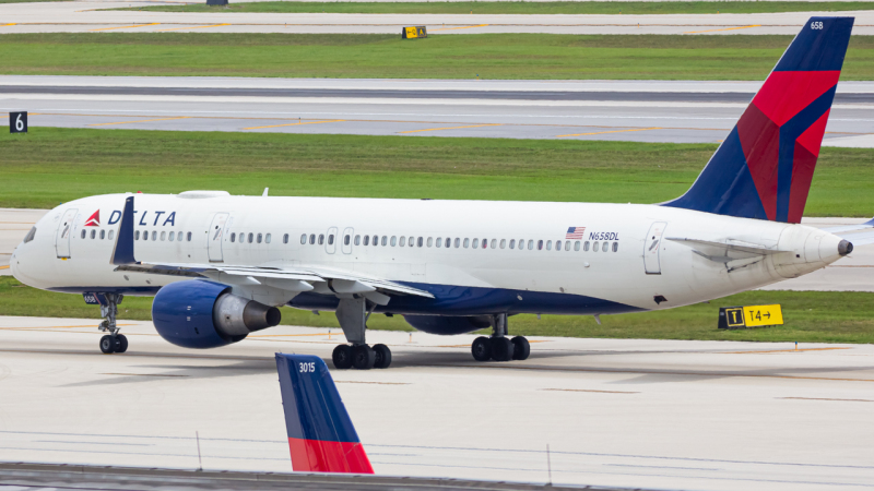 Photo of N685DL - Delta Airlines Boeing 737-200 at FLL on AeroXplorer Aviation Database
