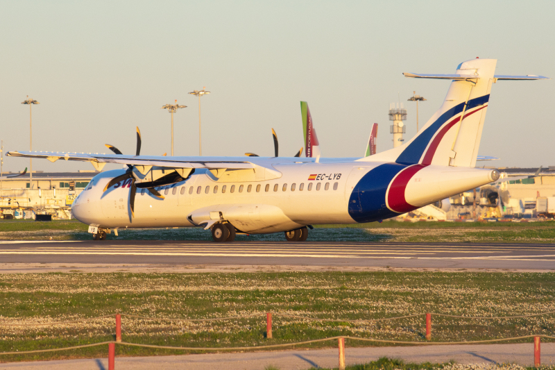 Photo of EC-LYB - Swift Air ATR 72-500 at LIS on AeroXplorer Aviation Database