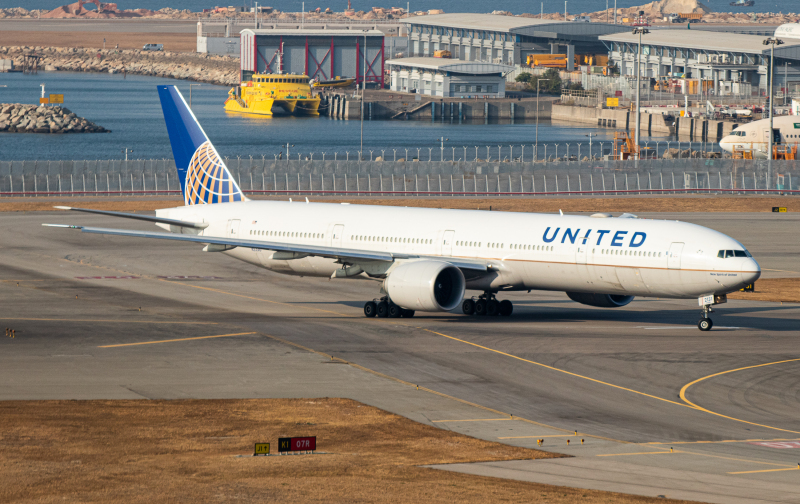 Photo of N2331U - United Airlines Boeing 777-300ER at HKG on AeroXplorer Aviation Database