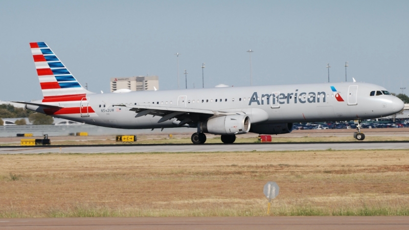 Photo of N542UW - American Airlines Airbus A321-200 at DFW on AeroXplorer Aviation Database