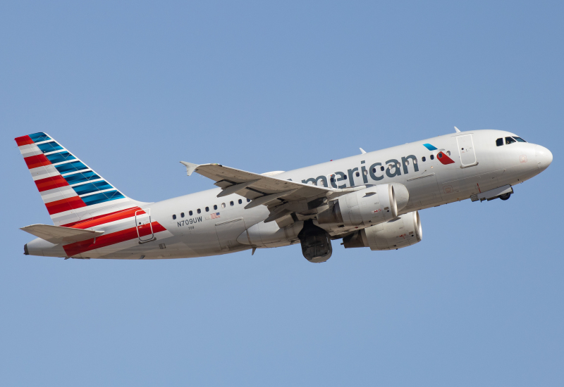 Photo of N709UW - American Airlines Airbus A319 at PHX on AeroXplorer Aviation Database