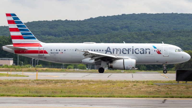 Photo of N669AW - American Airlines Airbus A320 at AVP on AeroXplorer Aviation Database