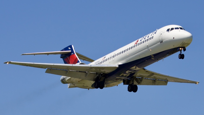 Photo of N998AT - Delta Airlines Boeing 717-200 at HOU on AeroXplorer Aviation Database