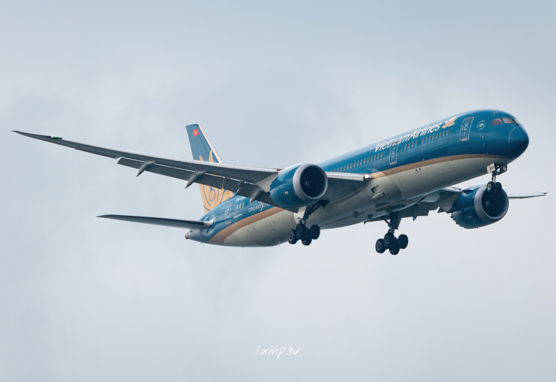 Photo of VN-A865 - Vietnam Airlines Boeing 787-9 at SIN on AeroXplorer Aviation Database