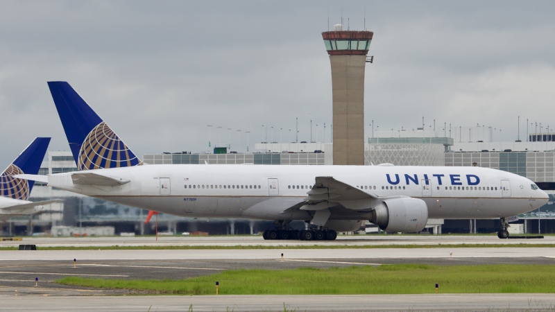 Photo of N77019 - United Airlines Boeing 777-200ER at IAH on AeroXplorer Aviation Database