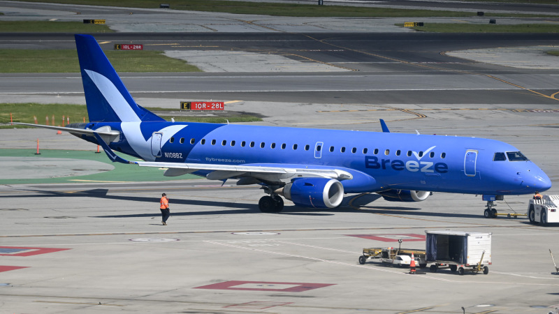 Photo of N108BZ - Breeze Airways Embraer E190 at SFO on AeroXplorer Aviation Database