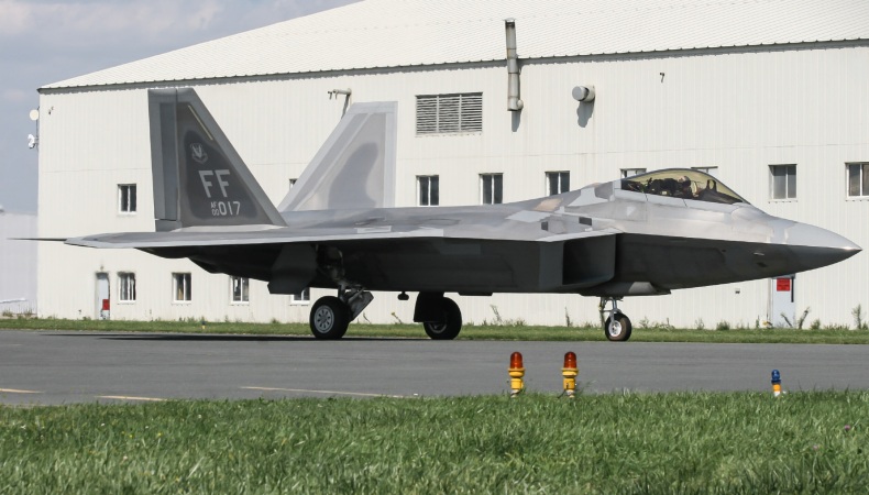 Photo of 00-4017 - USAF - United States Air Force Lockheed Martin F-22A Raptor at YYZ on AeroXplorer Aviation Database