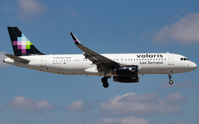 Photo of XA-LVO - Volaris Airbus A320 at MIA on AeroXplorer Aviation Database