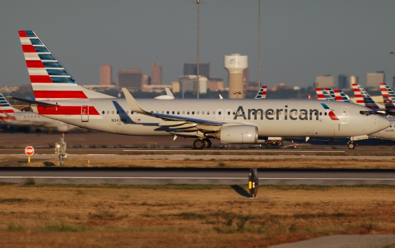 Photo of N324PM - American Airlines Boeing 737-800 at DFW on AeroXplorer Aviation Database