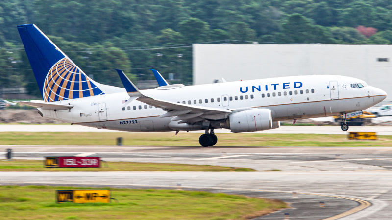 Photo of N27722 - United Airlines Boeing 737-700 at IAH on AeroXplorer Aviation Database