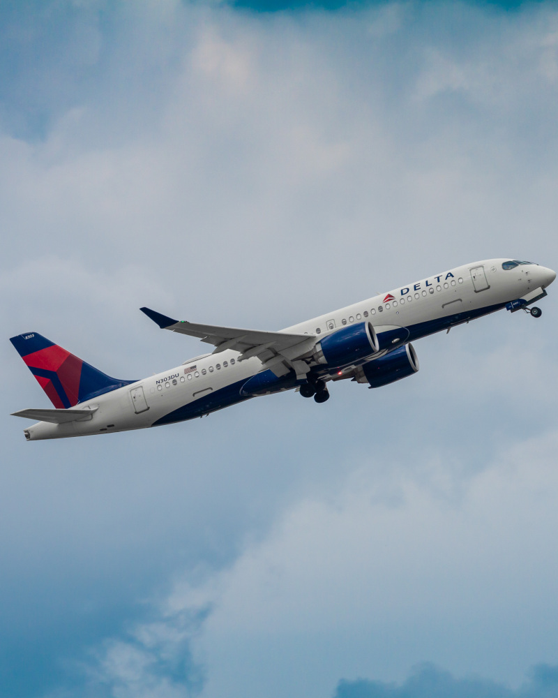 Photo of N303DU - Delta Airlines Airbus A220-300 at IAH on AeroXplorer Aviation Database